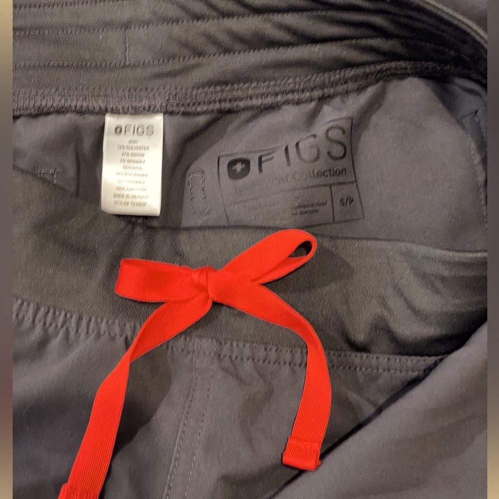 Figs Charcoal Scrub Pants with Scarlet Drawstring Petite Small